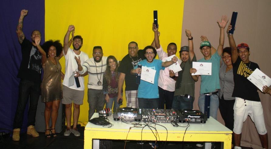 Atividades Especiais Um evento que marcou o fim das atividades de 2014 em Vigário Geral foi a formatura dos alunos do curso de DJ.