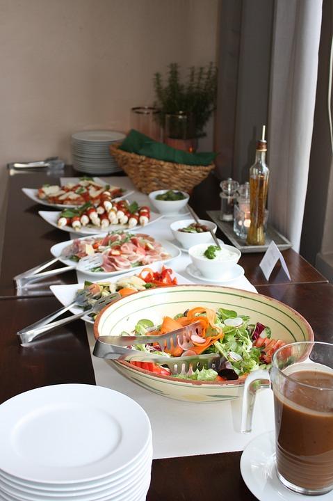O que é um buffet? - Buffet é um estrangeirismo de origem francesa que designa a modalidade em que é servida uma refeição a uma grande quantidade de convidados.