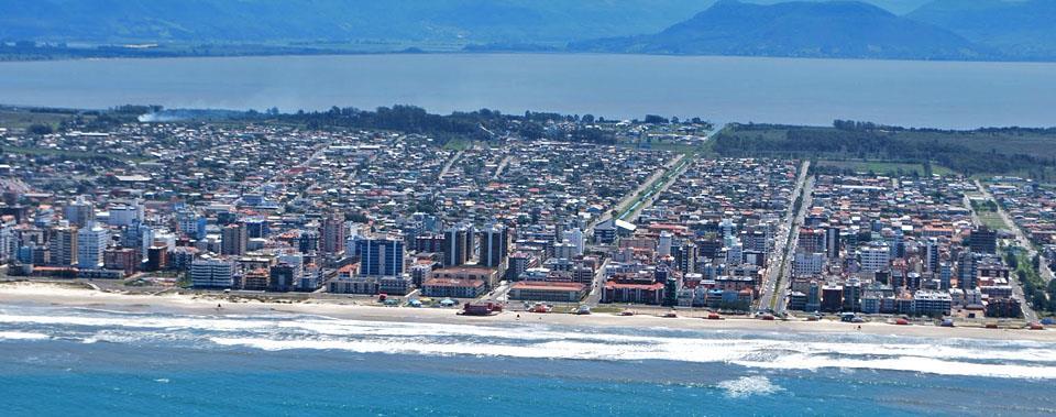 Ao longo do calçadão, moradores e visitantes frequentam os bares, divertem-se com a prática de esportes e com os