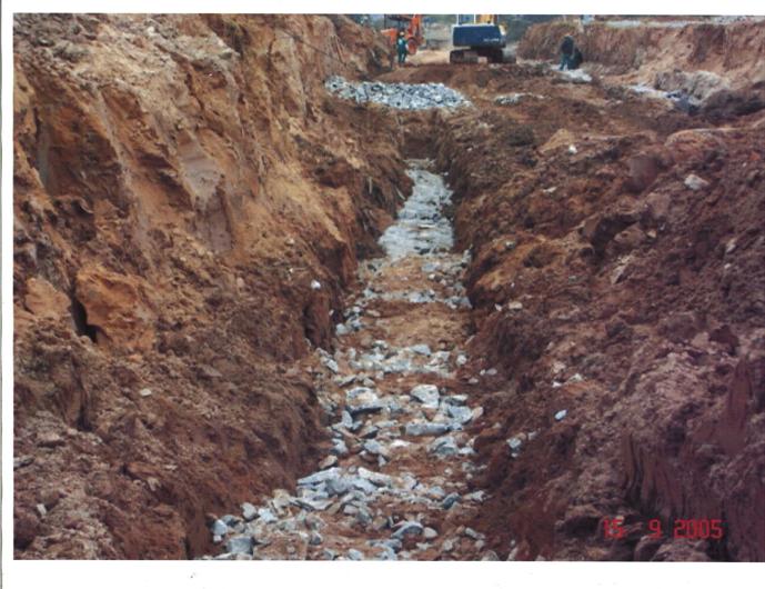 Foto 6 O barranco à esquerda mostra material bege um pouco amarelado e mesmo avermelhado, sendo difícil afirmar se trata-se de material natural ou artificialmente depositado.