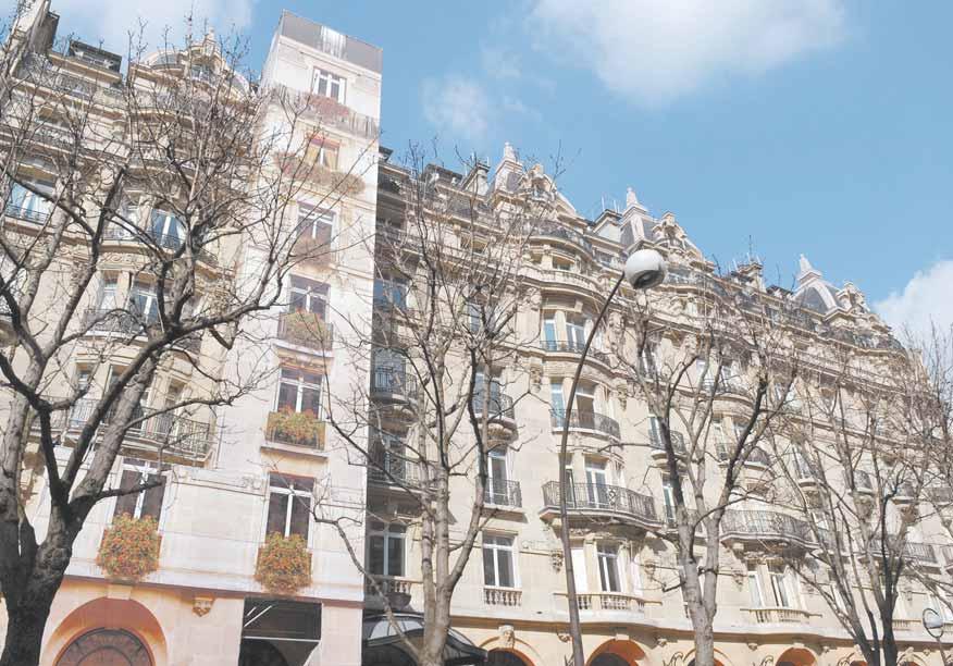 Eric Piermont/AFP Cerveja artesanal pega carona na fama da grife Prada A fachada do centenário hotel parisiense que já hospedou Grace Kelly, Gary Cooper e Jackie Kennedy Plaza Athénée compra imóveis