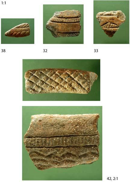 Fig. 47 Cerâmicas campaniformes tardias, a última um fragmento de uma taça tipo Palmela.