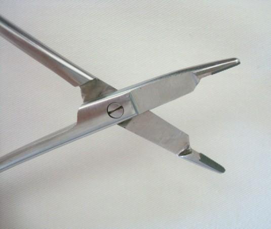 PORTA-AGULHA DE OLSEN-HEGAR O porta-agulhas de Olsen-Hegar tem como característica reunir, num só instrumento, as funções do porta-agulhas e da tesoura para corte dos fios, proximal a face preensora.