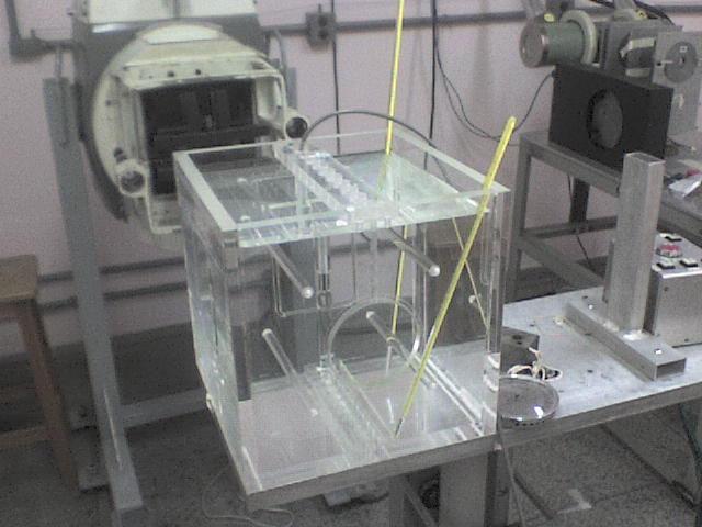 água, D w é utilizado o coeficiente de calibração fator Nd,w, fornecido pelo laboratório padrão, ou seja, medições realizadas com o phantom preenchido com água destilada, pois assim pode-se aplicar a