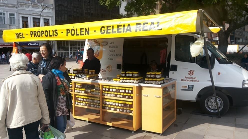 Os potes de mel com rótulo da AGA são levados para comercialização na Banca do Mel, situada no centro de Porto Alegre na Praça da Alfândega (Figora 7).