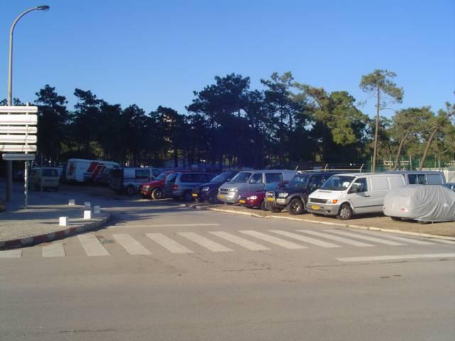 unifamiliares com logradouros ajardinados na faixa de transição com o tecido urbano existente na porção noroeste e de maior expressão na orla Poente do parque; Um conjunto de parcelas para habitação