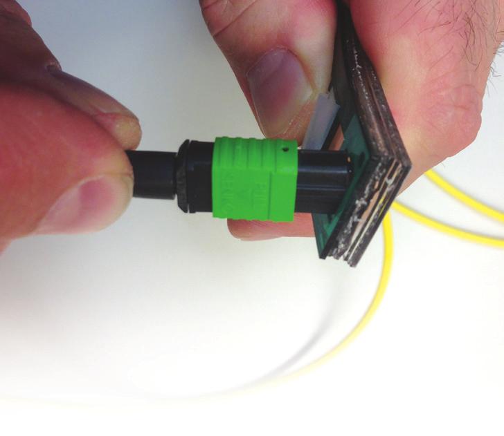 12 LIMPEZA DO EXTREMO DO CONECTOR Desafios de Limpeza para Conectores MPO Diferente dos conectores de fibra única, a limpeza da superfície total de um conector de múltiplas fibras, como o conector