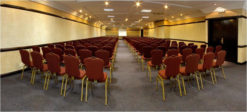 Salão 240 m² Capacidade de até 280 pessoas em auditório O Mabu Curitiba Business conta com um amplo espaço para eventos, convenções e até pequenas reuniões de negócios.