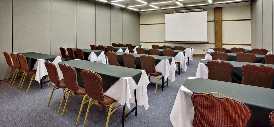 Salão 70 m² Capacidade de até 70 pessoas em auditório Ampla área planejada para Eventos e Convenções, totalmente climatizada, com excelente acústica e