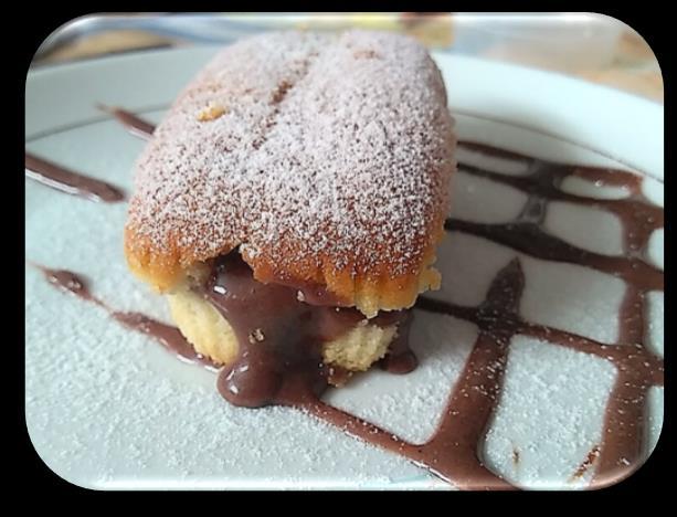 Bolinho recheado com chocolate Bolacha com manteiga 1 bolinho Açúcar para polvilhar