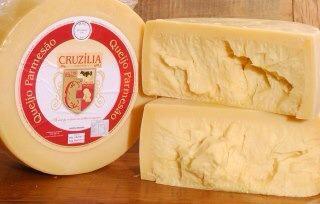 Parmesão O parmesão é um tipo de queijo italiano, com denominação de origem controlada conhecida como Parmigiano-Reggiano.