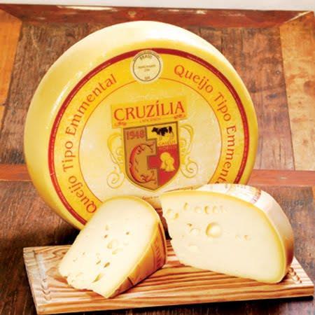 Emmental O queijo Emmental foi criado em 1923, mas o seu nome foi mencionado pela primeira vez em 1542, quando foi distribuído pela população de Langehtal Suiça, cujos bens tinham sido devastados