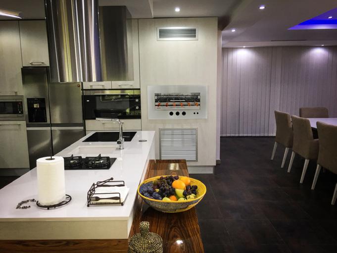 EM ESPAÇOS GRANDES HOME SWEET HOME O privilégio de ter um grande espaço para projetar uma cozinha é para poucos.