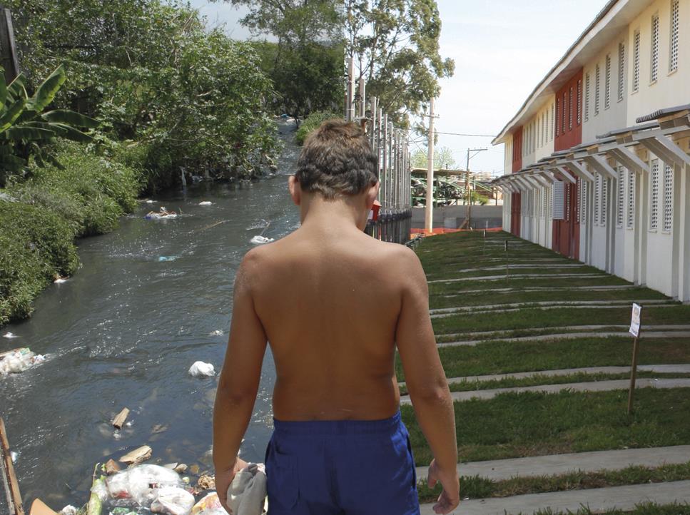 SANEAMENTO BÁSICO PROBLEMAS E OPORTUNIDADES NO BRASIL As perdas de água e a cobertura dos esgotos não condizem com o Brasil de hoje 52% da população brasileira ainda não possui