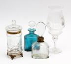 1100 :: 2 Frascos de Perfume, Pote com Tampa e Porta-Velas em cristal lapidado. Sinais de uso. Alt. máx. 27 cm.