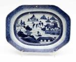 166 :: Travessa em porcelana chinesa de exportação do séc. XIX, decoração vidrada a azul com paisagem fluvial dita "Cantão". Partida e colada e faltas. Comp.