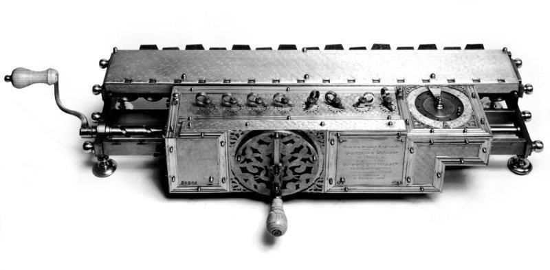 PRIMEIROS DISPOSITIVOS MECÂNICOS 1673 d.c A outra calculadora mecânica conhecida é a construída pelo matemático alemão, Gottfried Wilhelm Leibniz. Chamada de Stepped Reckoner.