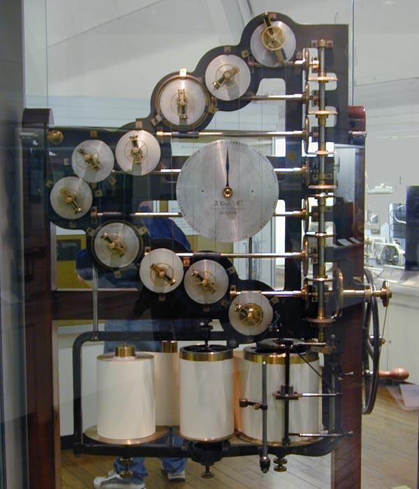 PRIMEIROS COMPUTADORES DE GRANDE PORTE 1872 d.c O primeiro computador de grande porte foi criado na Inglaterra pelo Sir William Thomson, que mais tarde virou Lord Kelvin.