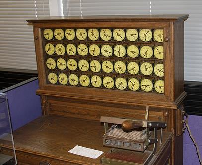PRIMEIROS COMPUTADORES DE GRANDE PORTE 1872 d.c Herman Hollerith inventou e construiu uma máquina para tabulação de cartões perfurados, conhecida como máquina de Hollerith.