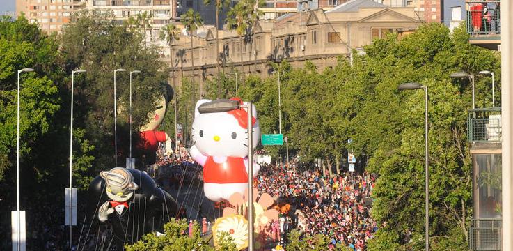 Hello Kitty marca presença no Paris Parade 2012 Chile O desfile de Natal, ocorrido em Santiago (Chile), reuniu mais de 600 mil pessoas na 3ª edição do Paris