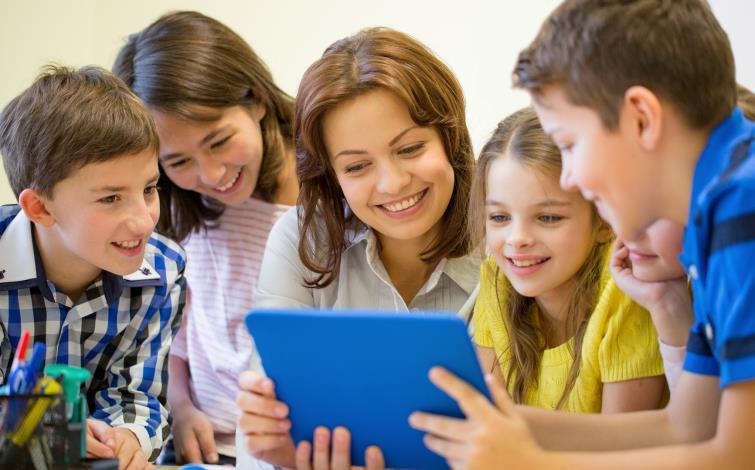 Educação Digital para a Família A Happy Code possui forte compromisso com a Educação Digital e a orientação