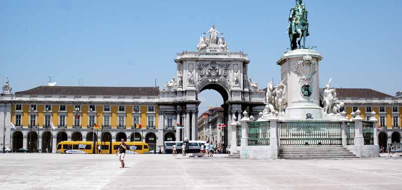 Lisboa vilas e palácios. Acomodação (Visita incluída no P). Dia 0º (Ter): Lisboa / Merida / Sevilha (648Km) Café da manhã. Saída até a fronteira espanhola com uma breve parada em Mérida.