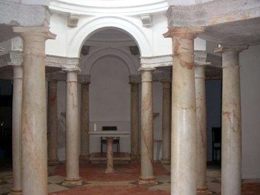 capela do convento. Tem planta em cruz grega, com o corpo central, octogonal e quatro capelas radiantes, igualmente de planta oitavada.