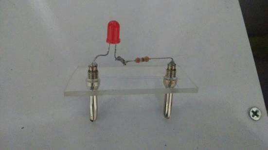 Figura 1: Placa de circuitos sem receptores A outra parte constituinte do circuito elétrico, são os elementos receptores, ou seja, os elementos que convertem a energia elétrica em outra forma de