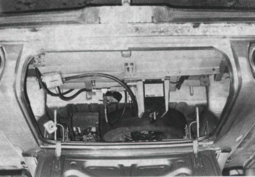 44 Figura 30 Máquina de flexão utilizada no programa In-Grade alojada dentro do porta-malas de um veículo de passeio. Fonte: MADSEN (1992).