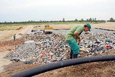 Anexo 38 A nova destinação do lixo doméstico do Rio Grande Gerson Pantaleão/JA Resíduos são depositados na célula de disposição, espalhados e compactados, recebendo depois cobertura impermeável Com a