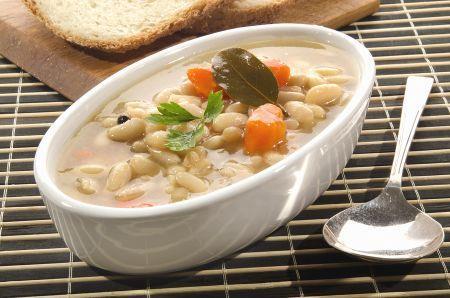 Sopa de Feijão Branco Feijão branco: 240 g, cozido Azeite de oliva: 1 colher de sopa Cebola: 2, em cubos Dentes de alho: 2, picado Caldo de legumes: 1,25 litro Folha de Louro: 1 Tomilho: 1 colher de