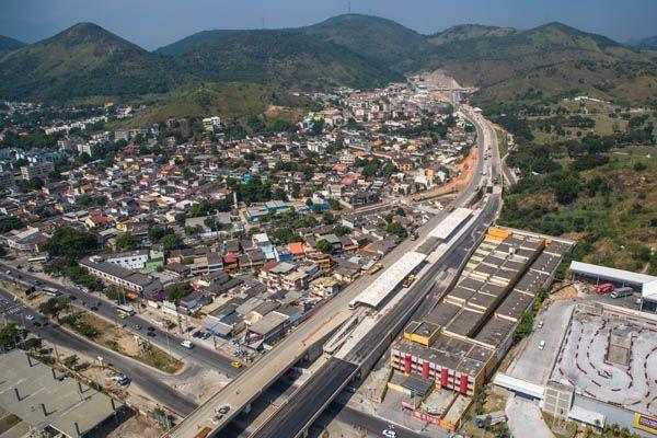 O corredor de BRT TransOlímpica foi construído em uma área com baixo adensamento populacional, onde cerca de 1,4% da população se encontra a uma distância de 1 km (10 a 15 minutos de caminhada) das