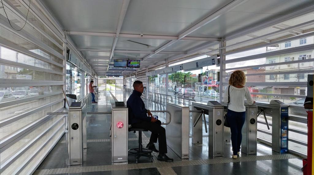 BRT Básico - Cobrança de Tarifa fora do Ônibus Sistemas de controle de acesso