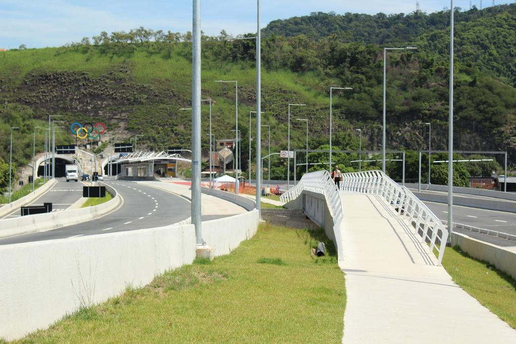 Na via expressa, acessos longos, distantes e sem proteção contra intempéries não