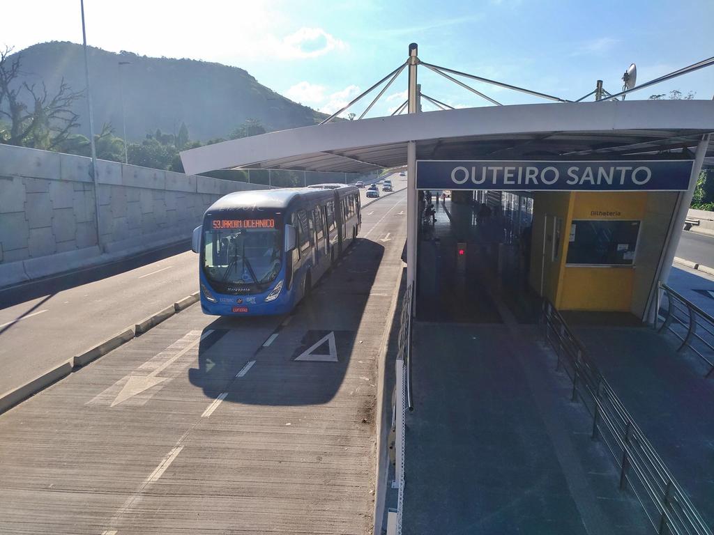 Deduções - Velocidades Comerciais Velocidade comercial média aferida no corredor de 42 km/h,