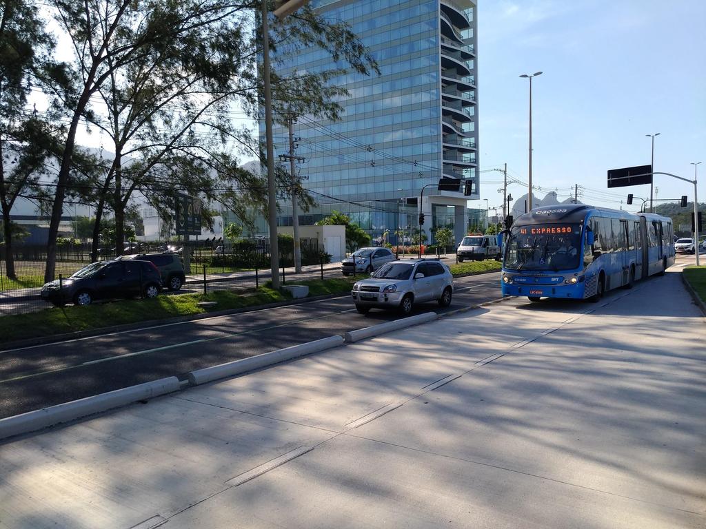 Deduções - Linhas de ônibus paralelas ao corredor Não há linhas de ônibus