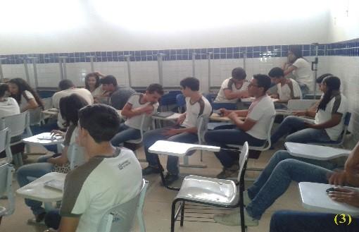 Figuras 3 e 4: Discentes em sala de aula participando da aplicação do questionário e no laboratório de ciências em aula teórica. Fonte: Arquivo pessoal, 2015.