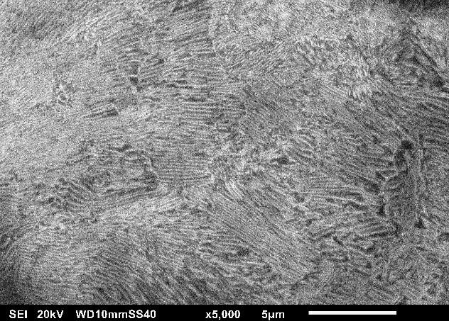 87 Em regiões próximas à superfície, distâncias inferiores à 1000 µm, verifica-se um aumento da dureza atingindo medições de até 425 HV (401 HB), valores estes superiores aos admitidos na AAR (Tabela