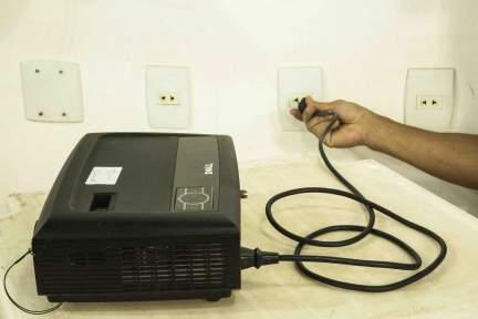 LED O cabo de força danificado ou algum problema na instalação elétrica podem interferir no funcionamento do projetor.