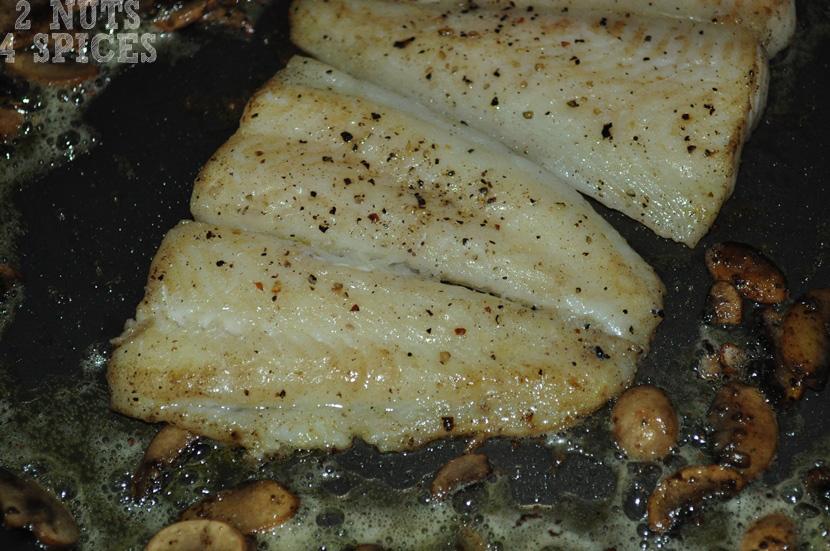 Quando os filés de peixe estiverem macios no meio, remova-os e reserve-os em um prato.