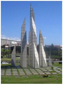 26. figura seguinte, à esquerda, é a imagem de um monumento situado no centro de uma cidade. Todos os blocos desse monumento resultam de um corte de um prisma quadrangular reto.