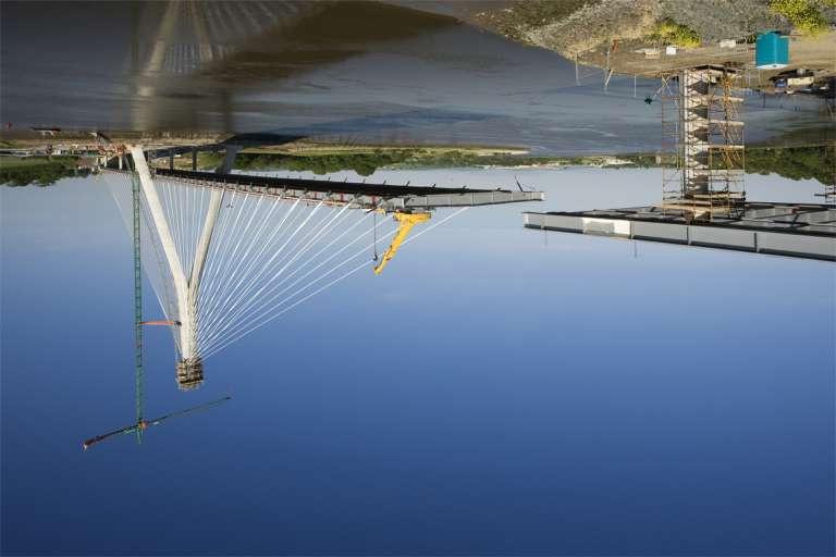 ESTABILIDADE GLOBAL DE TABULEIROS ATIRANTADOS Figura 2.12 - Forma da torre em Y invertido: ponte sobre o Rio Suir - Irlanda.