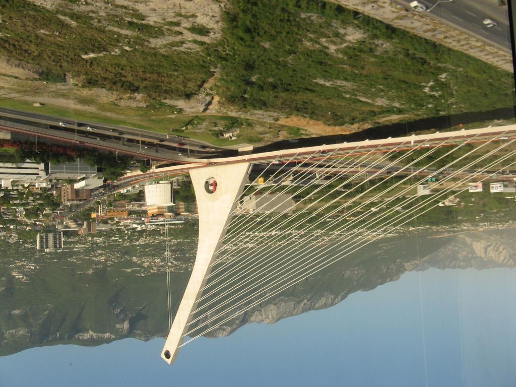 CAPÍTULO 2 NOÇÕES GERAIS SOBRE PONTES DE TIRANTES Figura 2.15 - Torres com formas particulares: ponte de La Unidad - México. 2.2.4 Configurações e materiais do tabuleiro No processo da concepção, a escolha da secção transversal do tabuleiro constitui um passo muito importante.