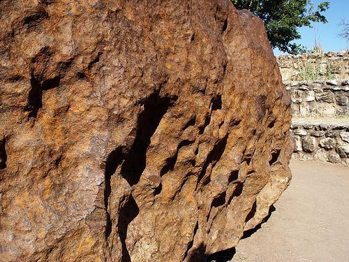 Meteorito São corpos rochosos ou metálicos, de dimensões variáveis, com origem no Espaço e