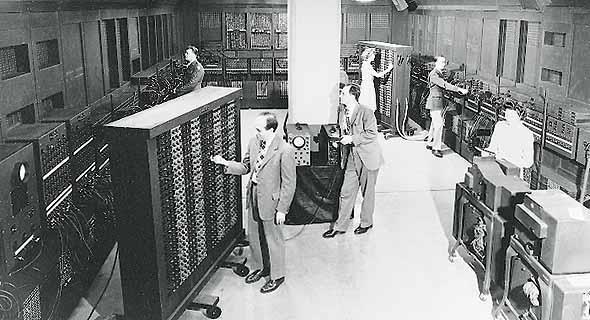 ENIAC (1946): Eletronic Numerical Integrator and Calculator; 1º Computador eletrônico, Universidade da Pensilvânia.