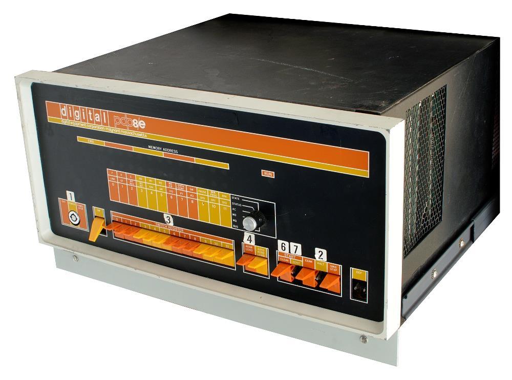 DEC PDP-8 (1965) Minicomputador, cabia numa bancada de laboratório, custava 16.