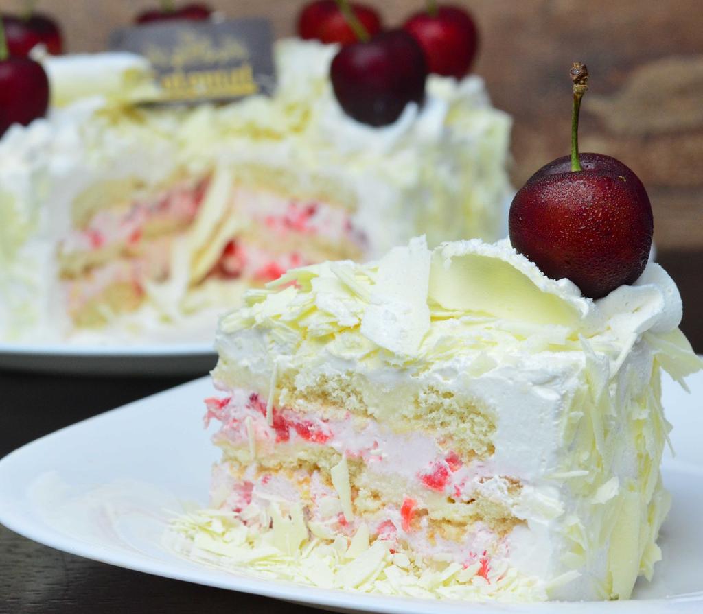 1401 BOLO FLORESTA BRANCA Bolo branco, recheado com chantilly e cereja picada, coberto com