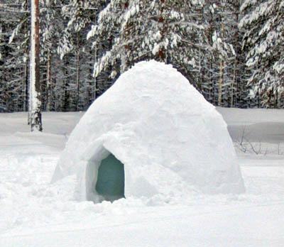 O gelo, usado para construir iglus, é um isolante térmico que impede que o interior fique ainda mais frio.