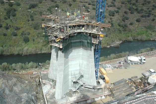 Projecto e Construção da Ponte sobre o rio Tua, no IC5 21,0 x 20,0 m no P2, ambas com 5,0 m de altura - que estão assentes em formações de granitos do lado Norte e xistos do lado Sul.