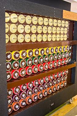 Bombe Criada em Bletchley Park pelo matemático Alan Turing e equipe em 1939. Objetivo de decifrar o Enigma durante a 2 a gerra mundial. Colaborou pela vitória dos Aliados sobre a Alemanha nazista.